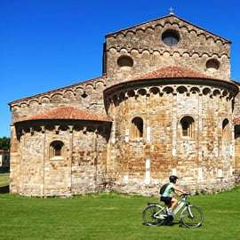 Pisa: Tour guiado até o mar de E-Bike