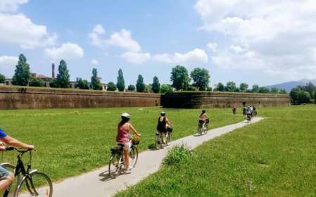 Da Lucca a Pisa: tour in bici senza guida