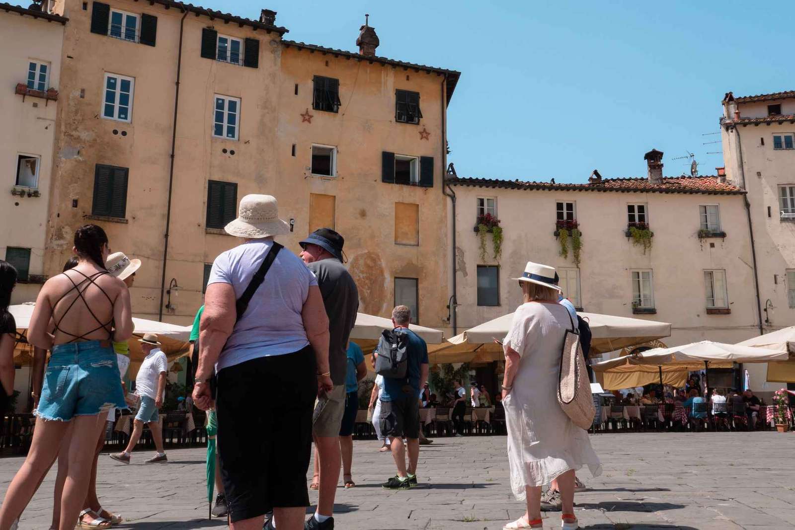Bustransfer Livorno naar Lucca en Pisa voor cruisegasten