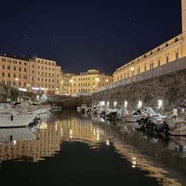 Passeio de barco noturno em Livorno com capitão local