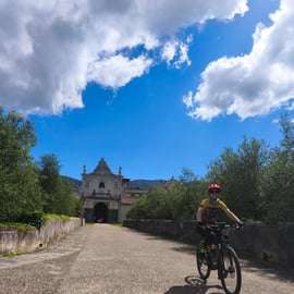 Visita guiada em E-Bike. Os arredores de Pisa: história, natureza e segredos
