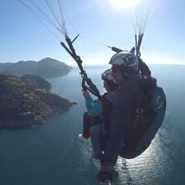 Vuelo en parapente en tándem en Pisa con pilotos profesionales