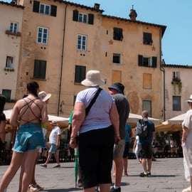 Bustransfer Livorno naar Lucca en Pisa voor cruisegasten