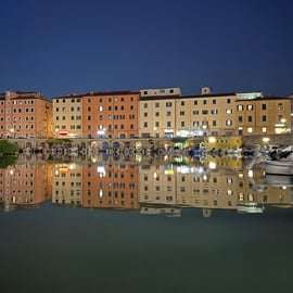 Passeio de barco noturno em Livorno com capitão local