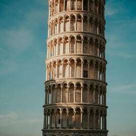Pisa: tour a piedi con audioguida multilingue e accompagnatore