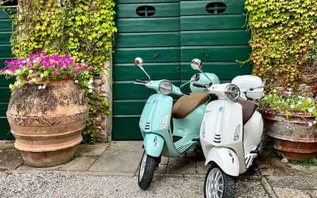 Erkunde die sanften Hügel von Lucca auf einer Vespa 125 Primavera