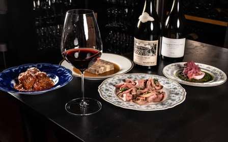 Weinprobe in Lucca mit fünf Weinen in einer Weinbar