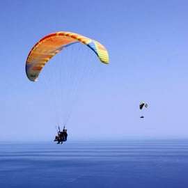 Vuelo en parapente en tándem en Pisa con pilotos profesionales