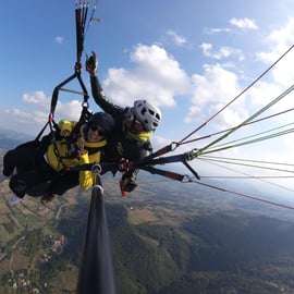 Vuelo en parapente en tándem en Pisa con pilotos profesionales