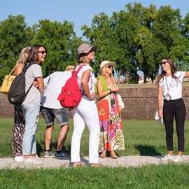 Lucca: Aperitivo Evening Food and Wine Tour with 2 Wines