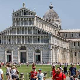 Pisa: tour a piedi con audioguida multilingue e accompagnatore