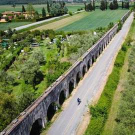 Visita guiada em E-Bike. Os arredores de Pisa: história, natureza e segredos