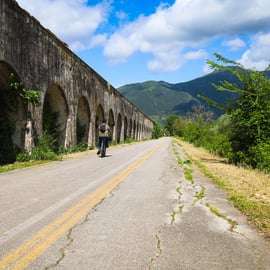 Visita guiada em E-Bike. Os arredores de Pisa: história, natureza e segredos