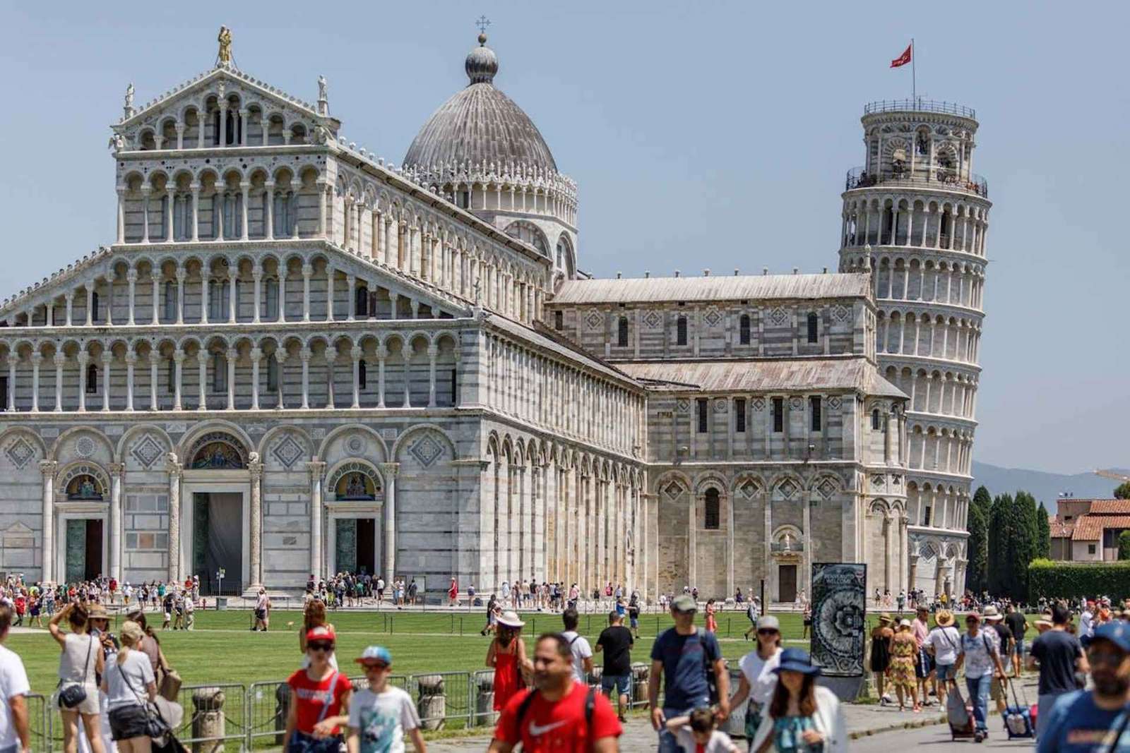 Pisa: tour a piedi con audioguida multilingue e accompagnatore