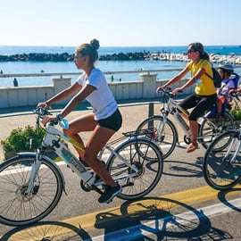 Pisa: Tour guiado até o mar de E-Bike
