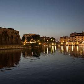 Passeio de barco noturno em Livorno com capitão local