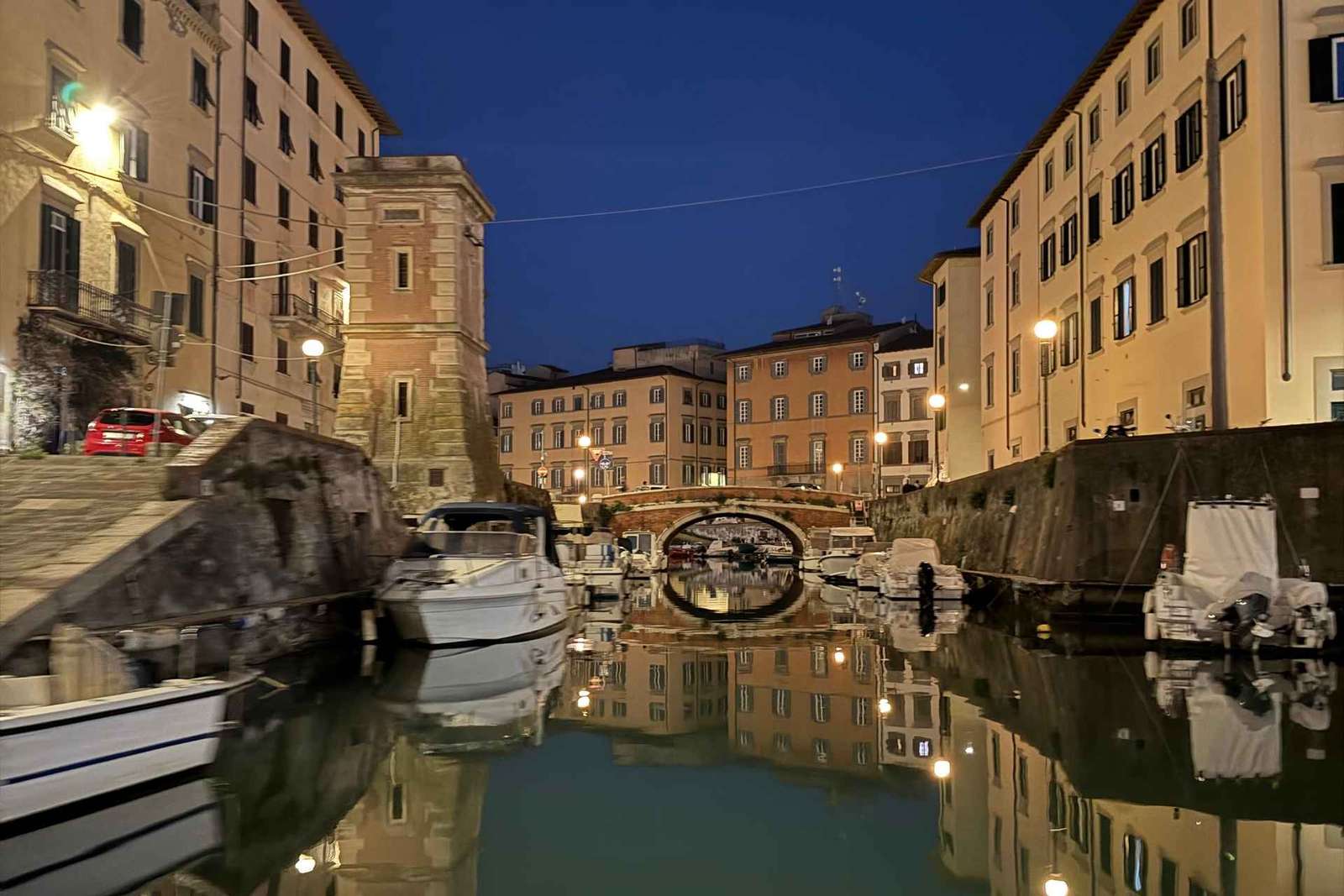 Passeio de barco noturno em Livorno com capitão local