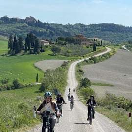 Tour in e-bike in Toscana con corso di pizza e pranzo