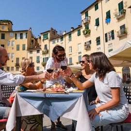 Lucca: Aperitivo Evening Food and Wine Tour with 2 Wines