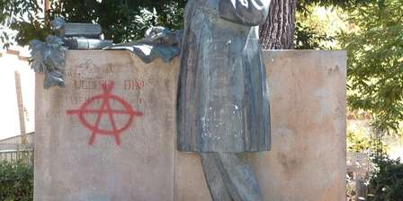 Estátua de Ulisse Dini