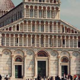 Pisa: tour a piedi con audioguida multilingue e accompagnatore