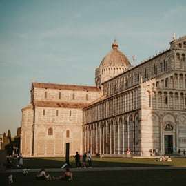 Pisa: tour a piedi con audioguida multilingue e accompagnatore
